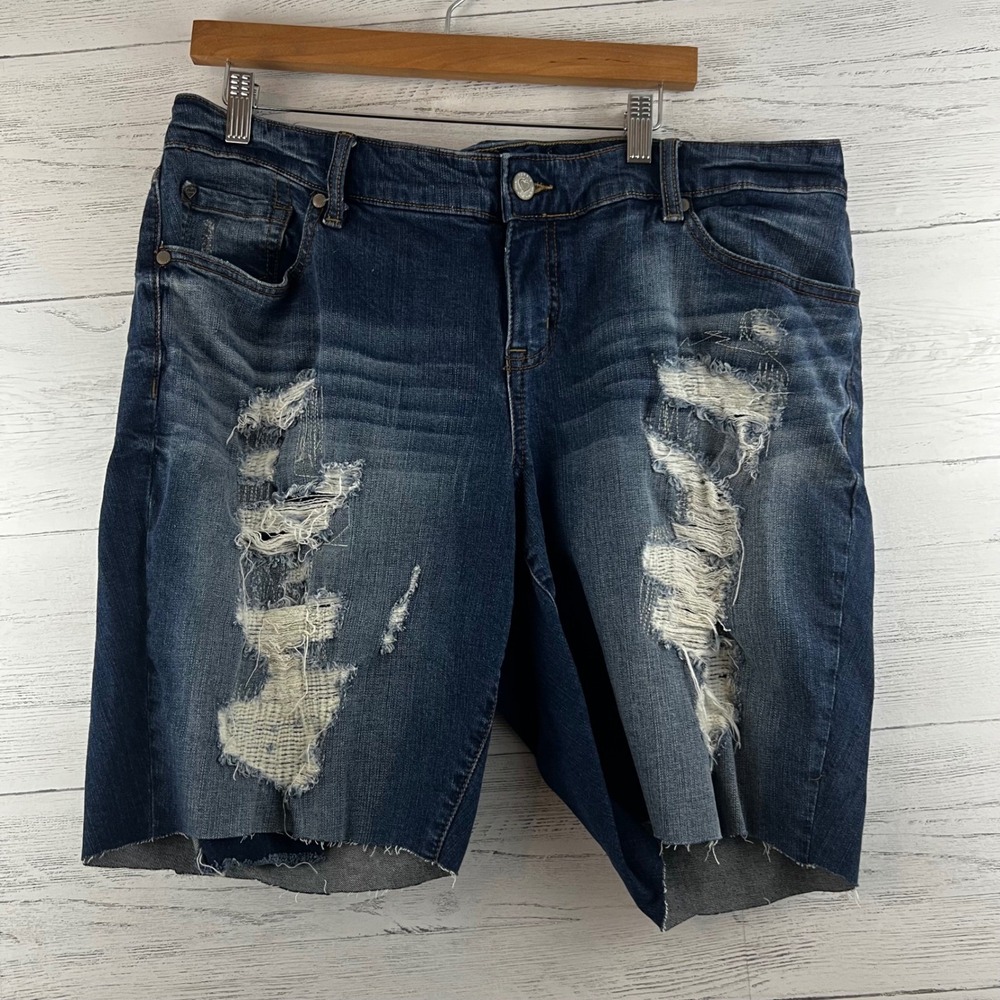 Torrid Distressed Denim Shorts Medium Wash Frayed Raw Hem Size 18